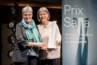 La lauréate valaisanne avec sa sœur, à la remise du prix Sana à Zurich